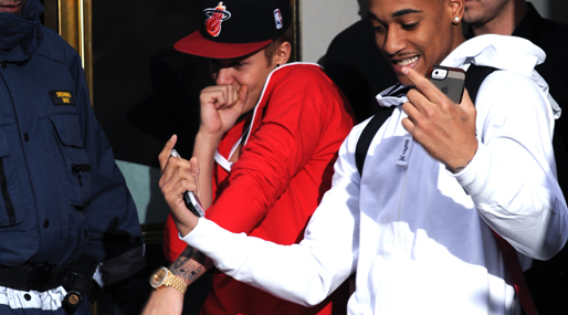 Justin Bieber, Kontrakt, Fest
