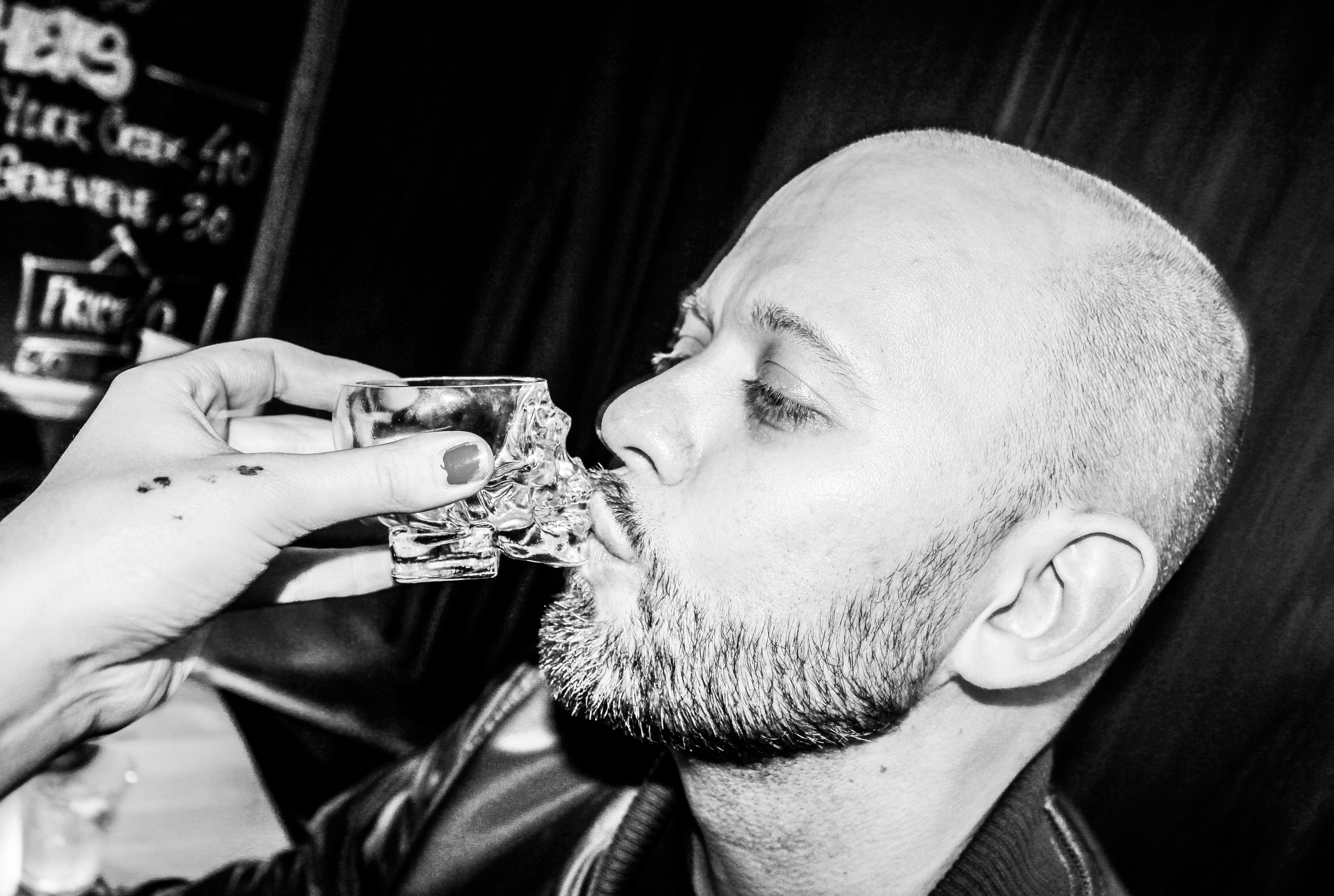 Zeke Tastas, YochM, Y+M, Eija Skarsgård, Fredag, Damon Rasti, Kåken, River