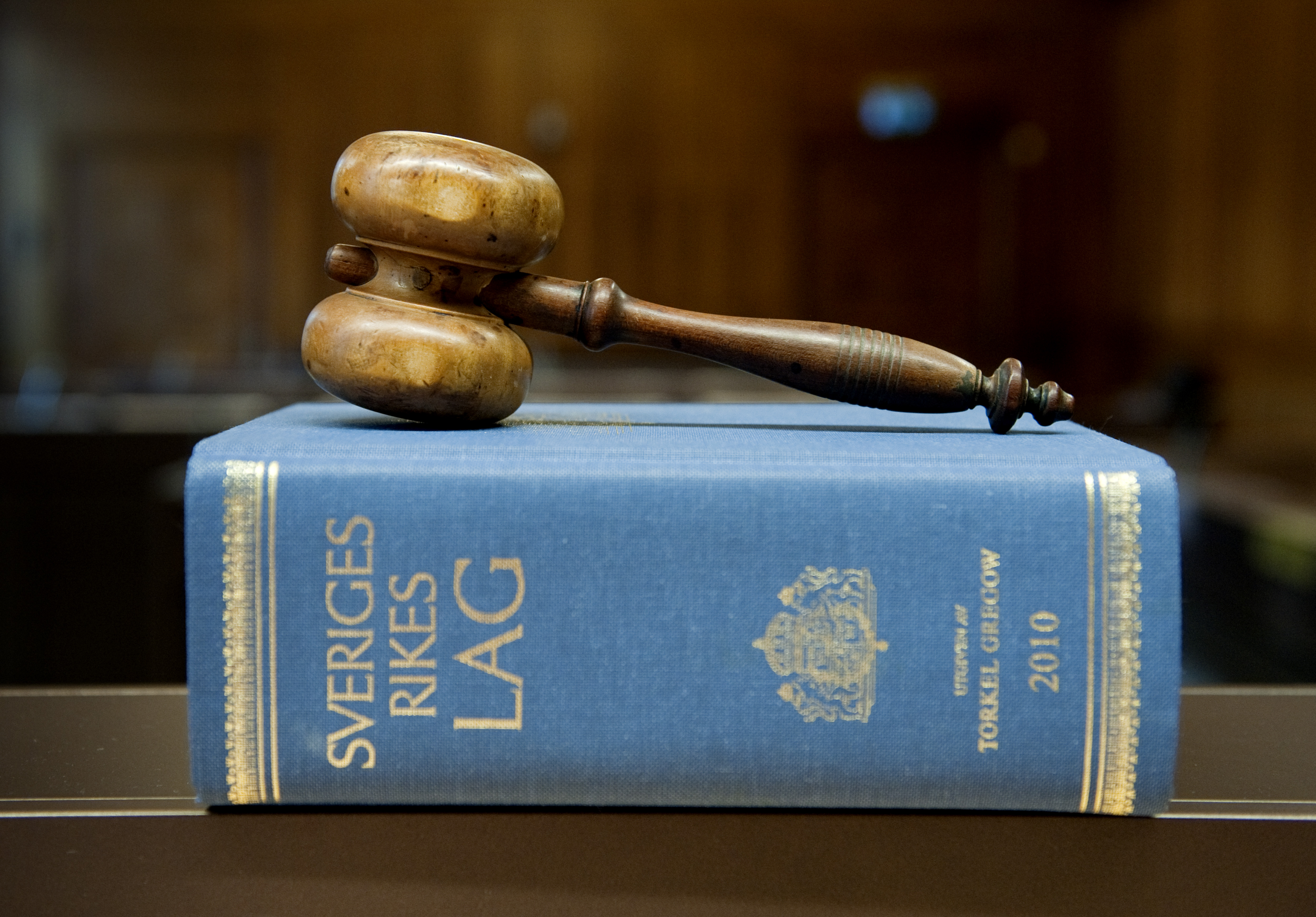 Avskedad, Övervåld, Polisman, Polisen, Polis, Handfängslad, Misshandel, Handfängsel, Arresten, arresterad, Sparkad