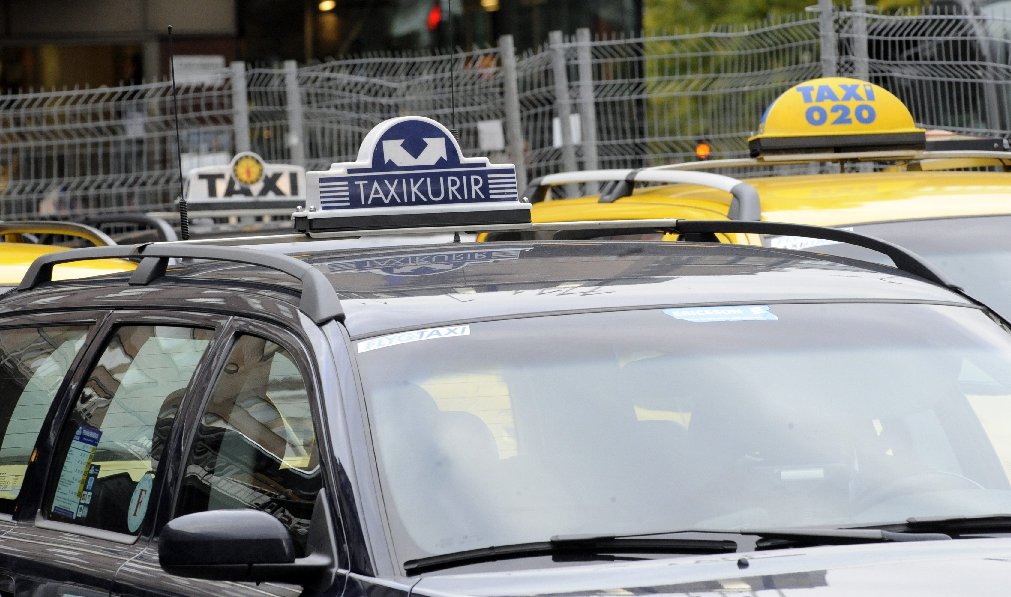 Taxi Kurir, Flicka, Taxi 020, Uppdrag Granskning, Valdtakt