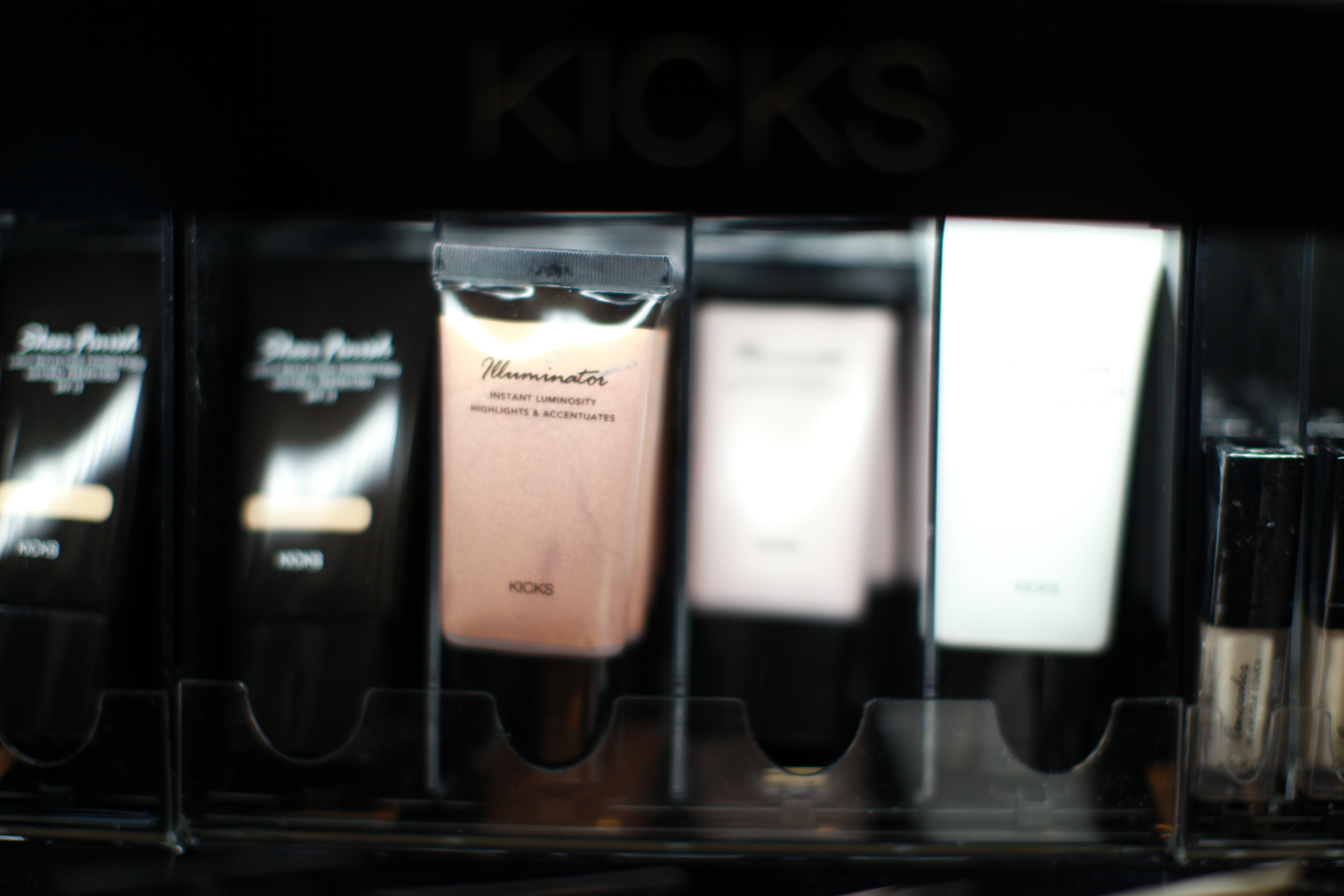 KICKS, Make Up