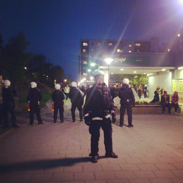 Bakhåll, Skador, Upplopp, Polis, Husby