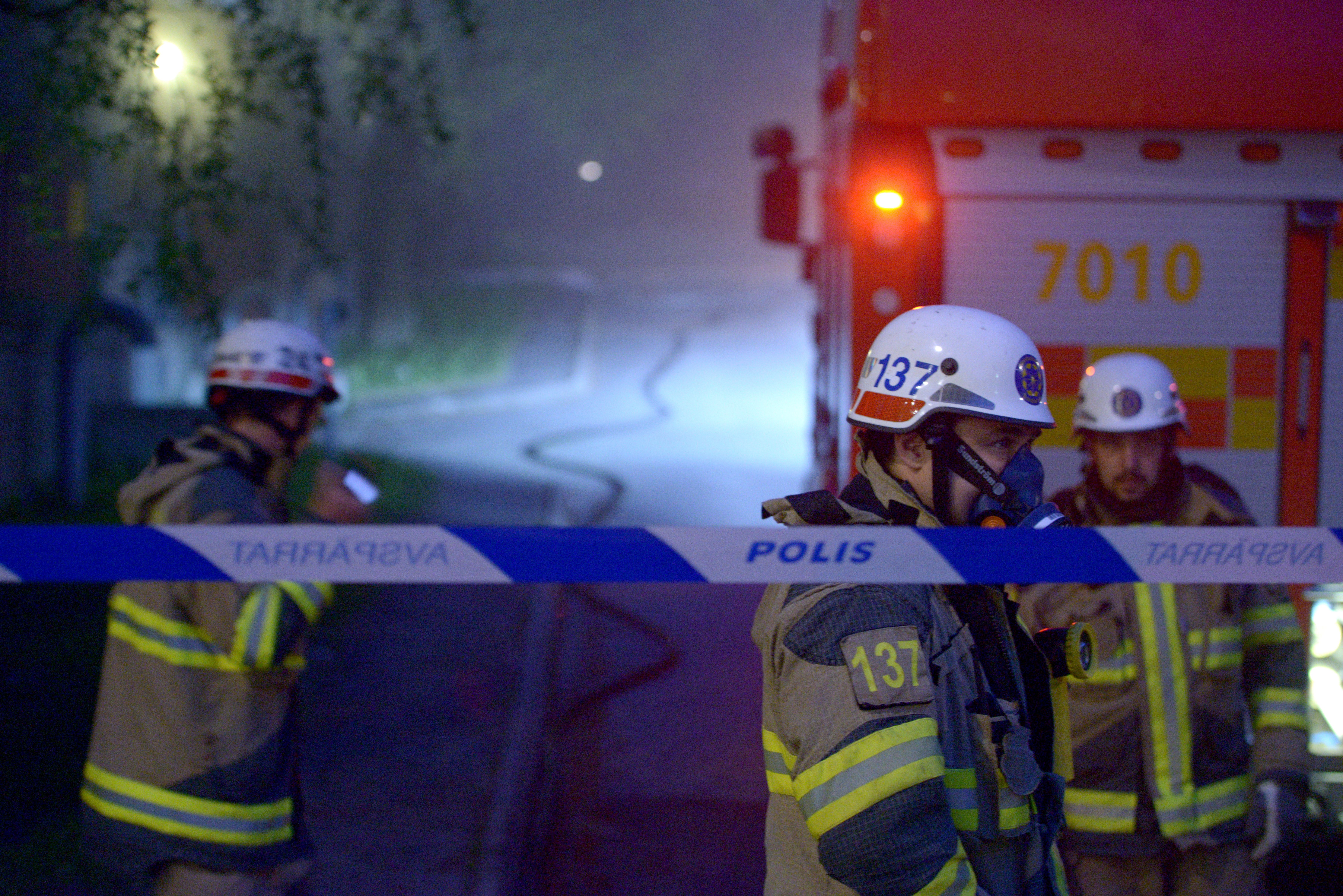 Stenkastning, Rinkeby, Polisen, Man, Folkmassa, Misstänkt, Bil