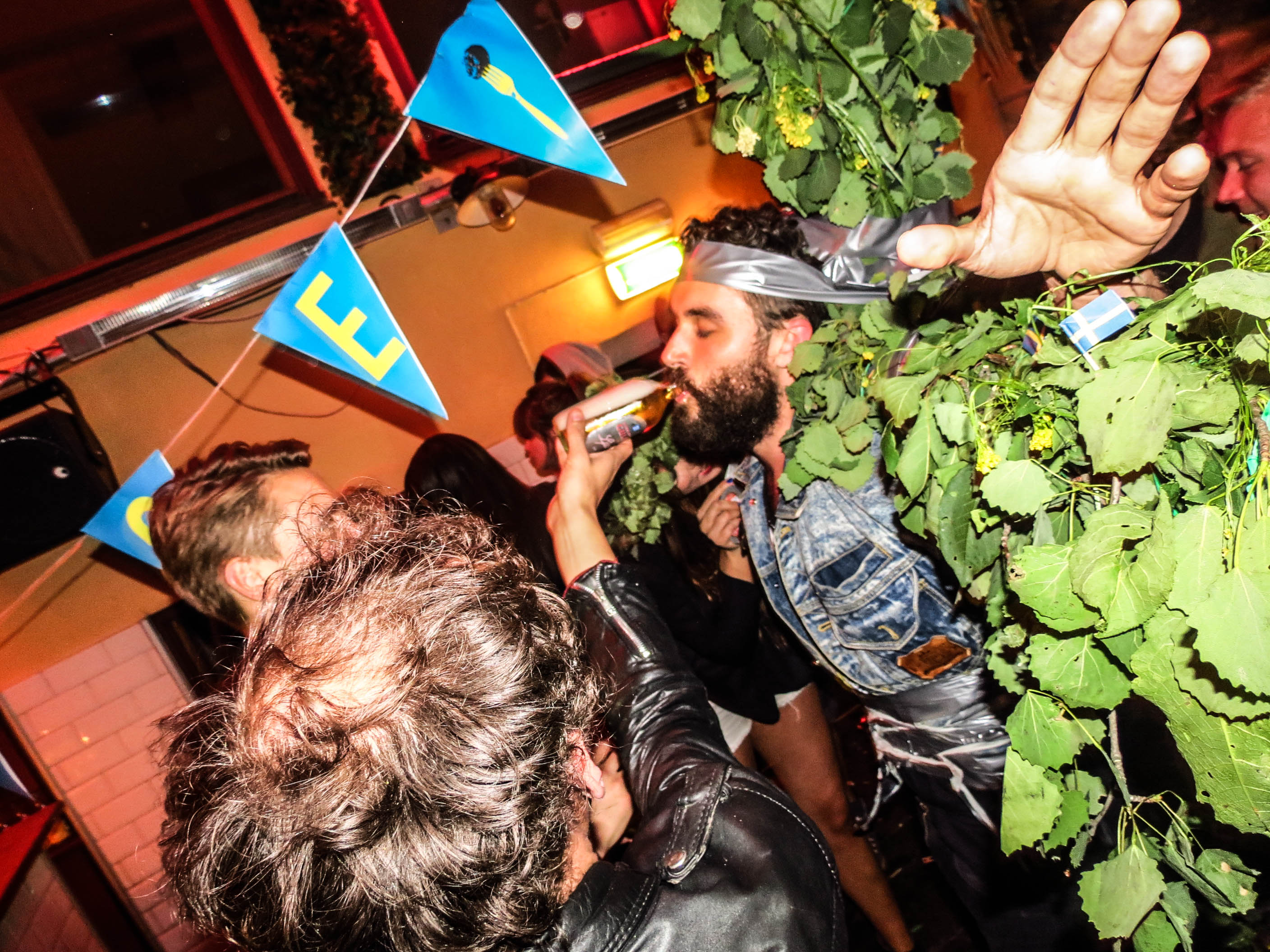 Y och M, Kåken, VICE