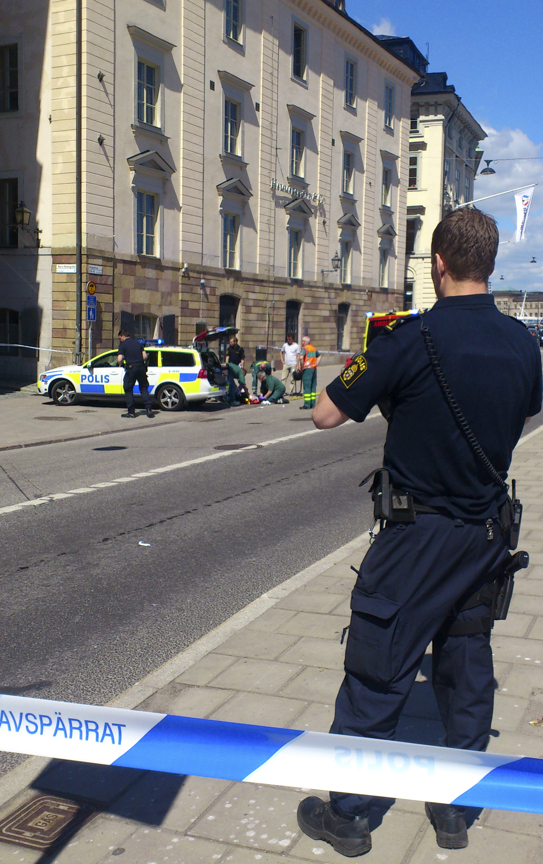 Vittnen, Skottlossning, Skeppsbron, Polis, Bajonett, Kriminellt, Kniv, Stockholm, Ambulans, Polisen
