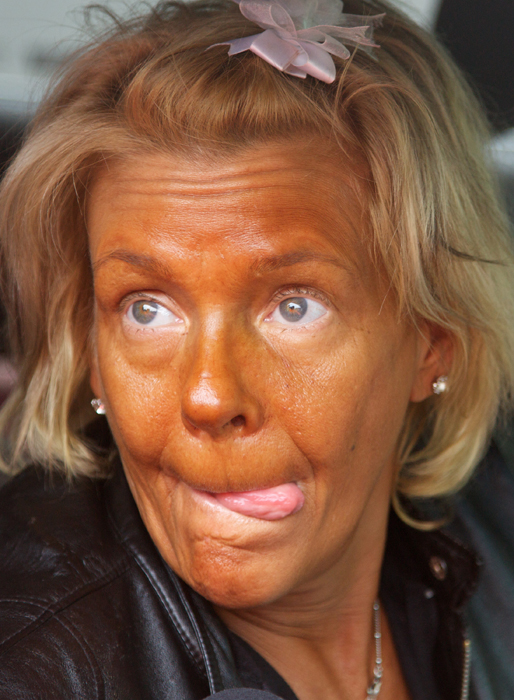 Patricia, Tanning Mom