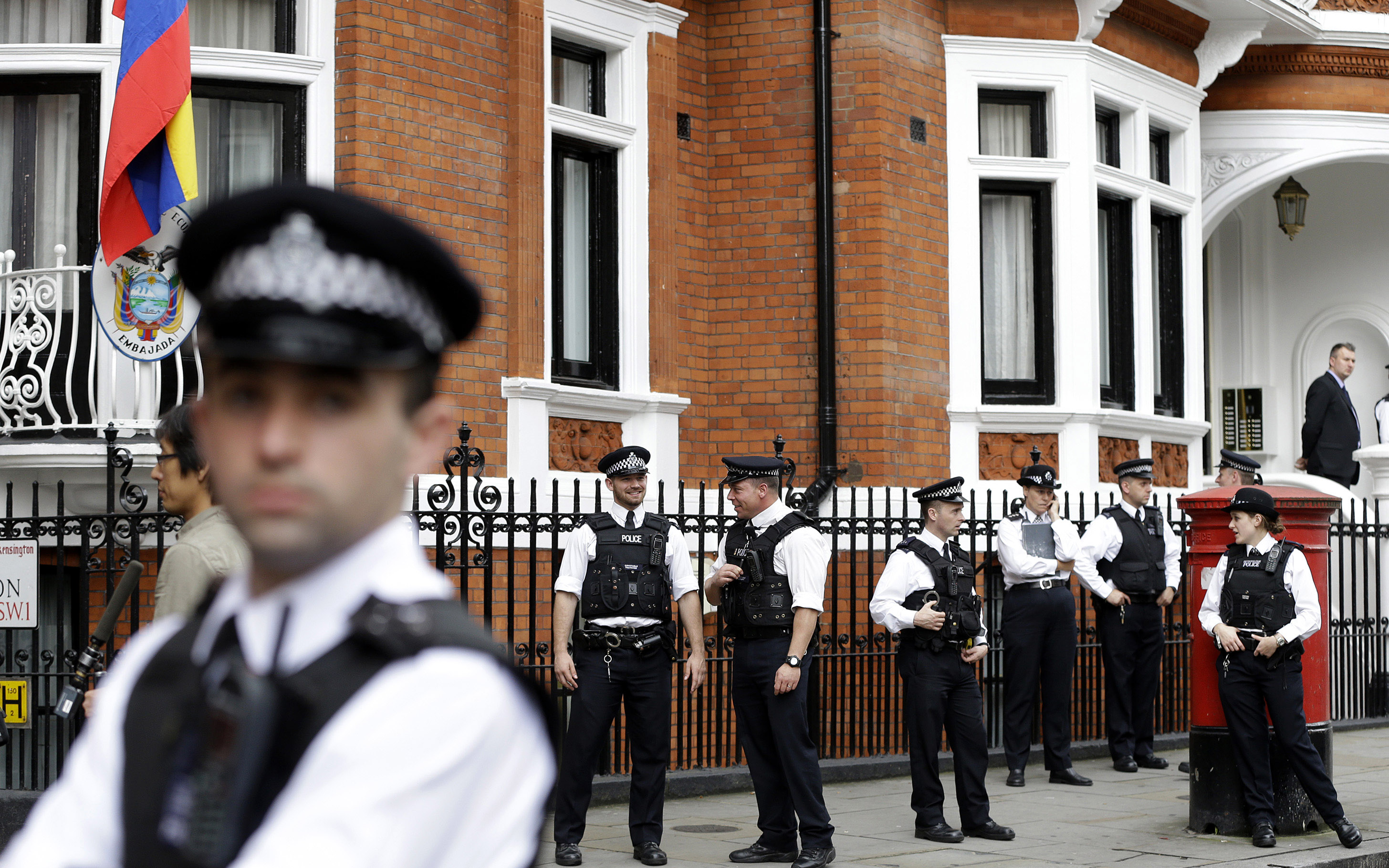 Polisen, Julian Assange, London, Ecuador, Ambassad