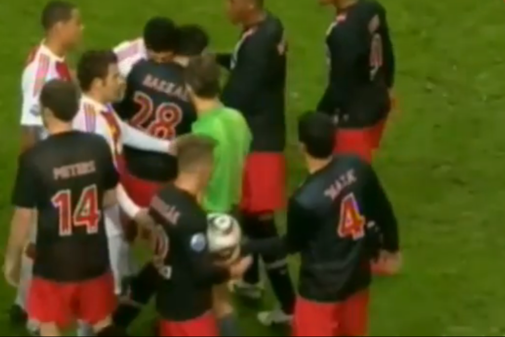 Här leker Luiz Suarez vampyr under matchen mot PSV.