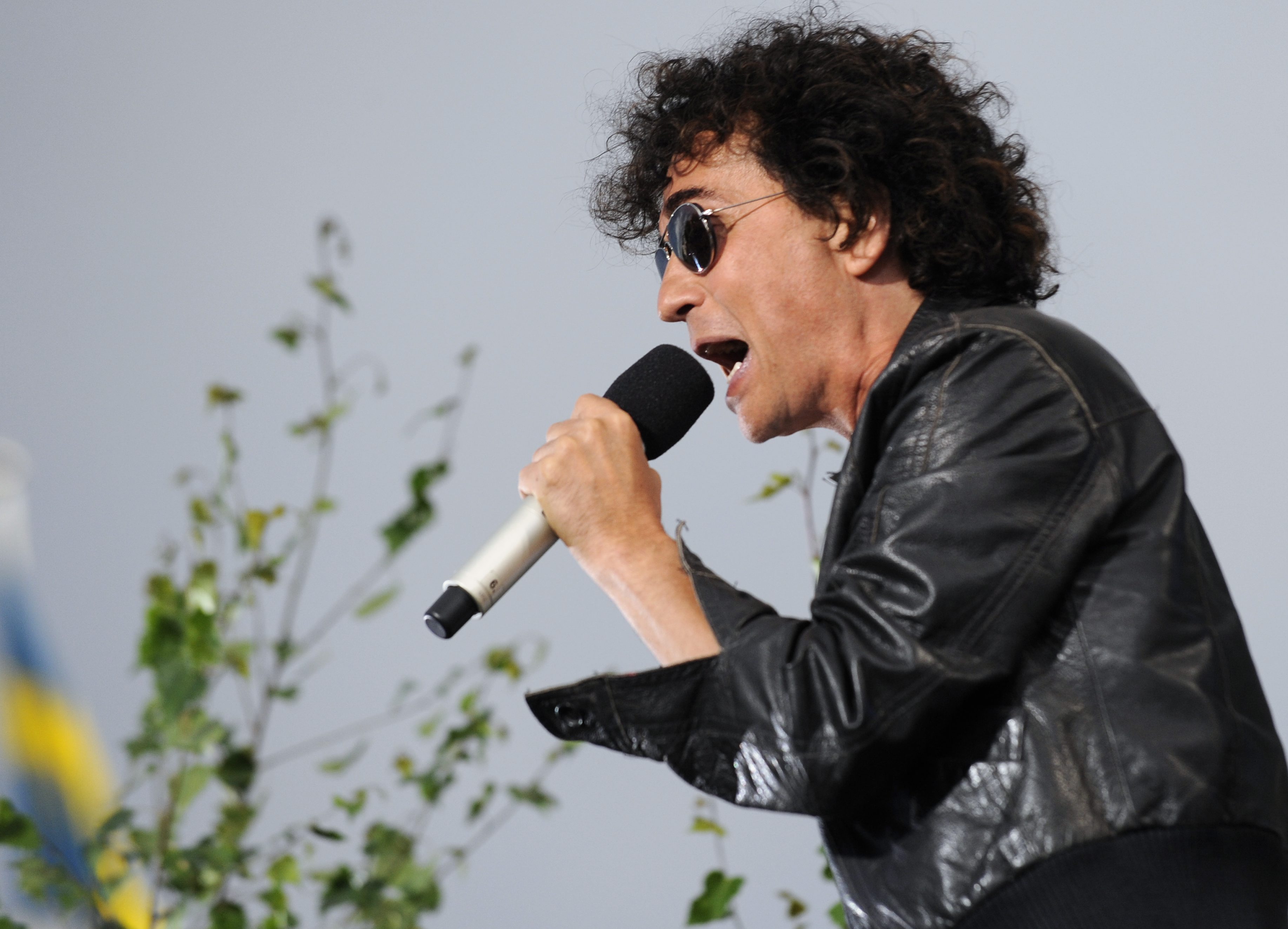 Magnus Uggla, Sömnproblem, Chinateatern, Uggla i P4, Temo, Ugglas Revy, Radio, Show