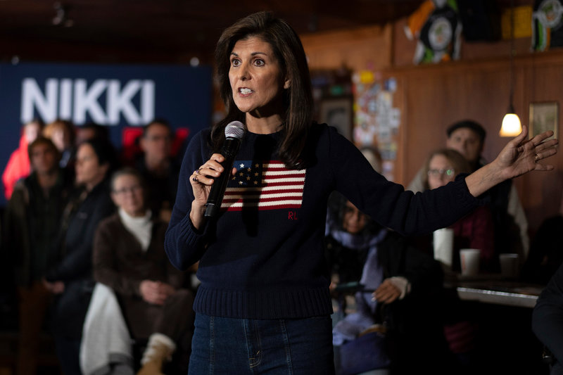 Den tidigare FN-ambassadören och South Carolinaguvernören Nikki Haley kampanjtalar på en pub i Waukee i Iowa.