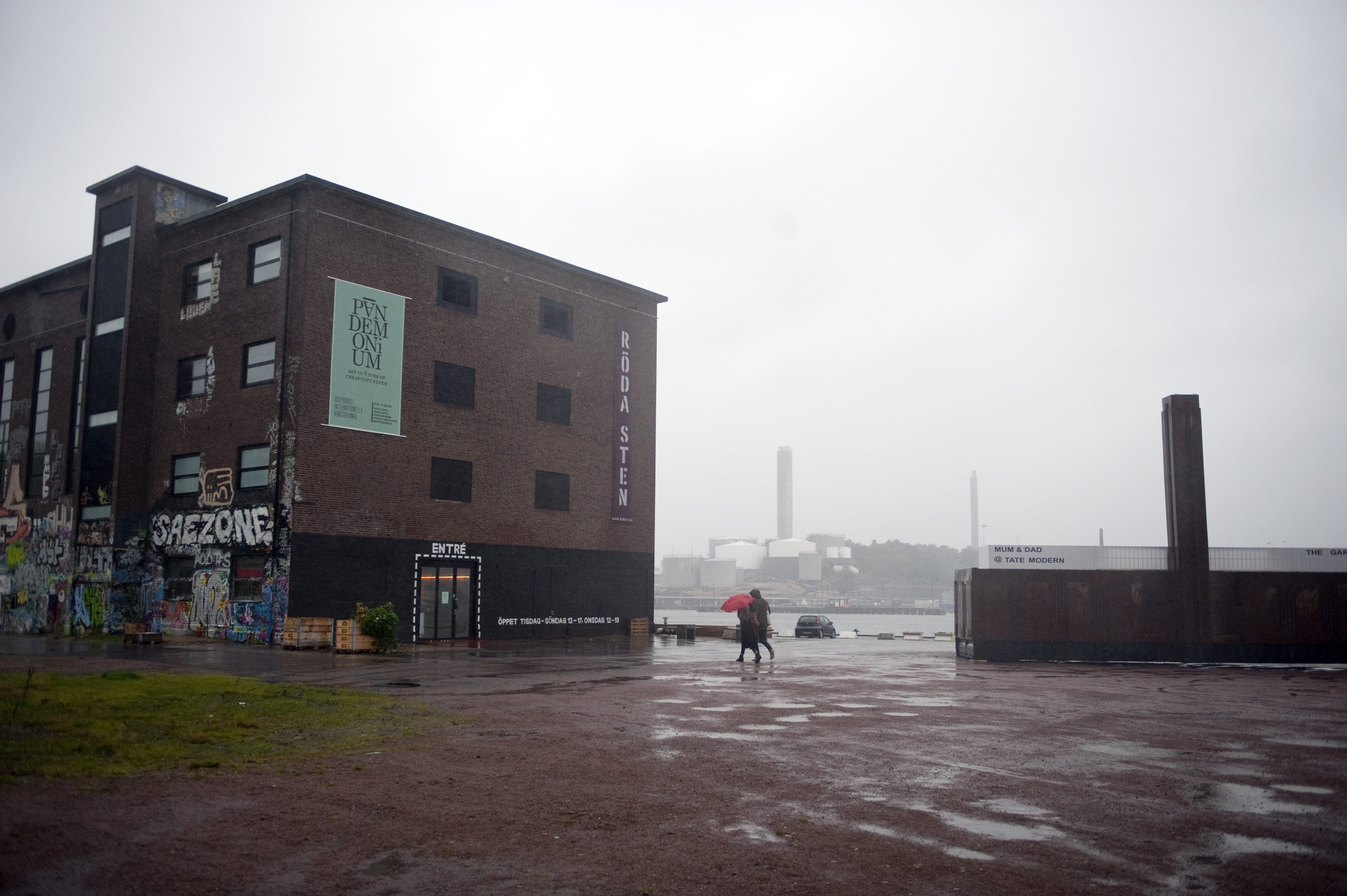 Konsthallen Röda Sten, under Älvsborgsbron, misstänktes först vara målet för "terrordådet".