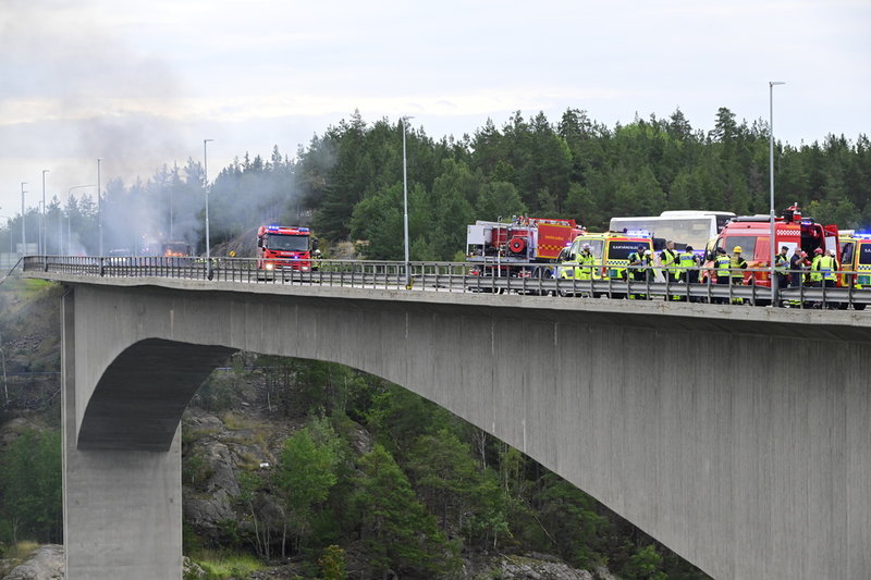 Ett stort räddningspådrag efter krocken på bron utanför Stockholm.