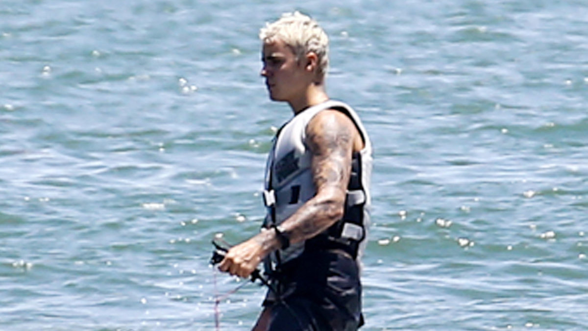 Justin Bieber på sin wakeboard. 