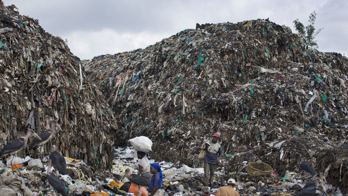 Bilden visar ett sopberg i Kenya. Där är plastpåsar förbjudna sedan augusti 2017.
