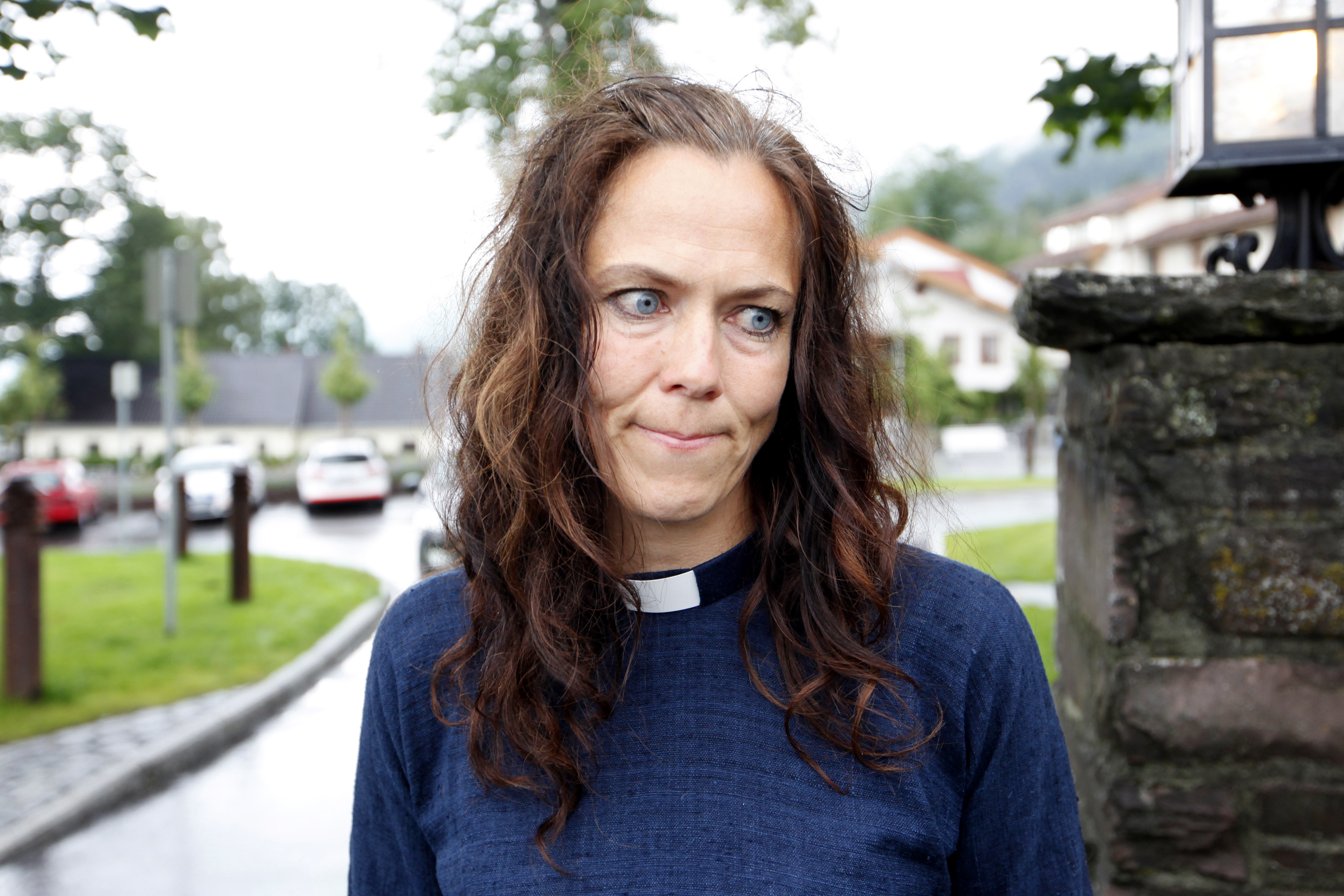 Prästen Kristin Moen Saxegaard hjälper de anhöriga och offren med sorgarbetet.