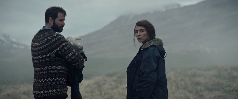I 'Lamm' syns Hilmir Snær Gudnason och Noomi Rapace, som förlöser ett mystiskt lamm. Pressbild.