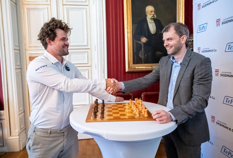 Magnus Carlsen och Nils Grandelius vid en pressträff i Malmö. På lördag möts de i schackturneringen Tepe Siegeman.