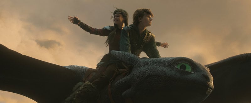 Astrid (Nico Parker) och Hiccup (Mason Thames) tämjer drakar i "Draktränaren".