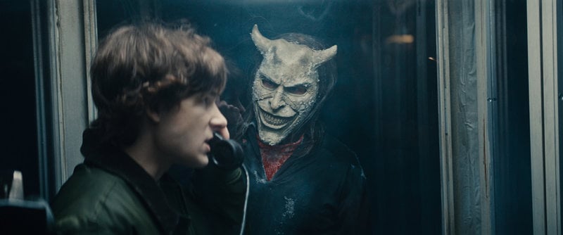Finn (Mason Thames) och The Grabber (Ethan Hawke) i skräckfilmen "Black phone 2".