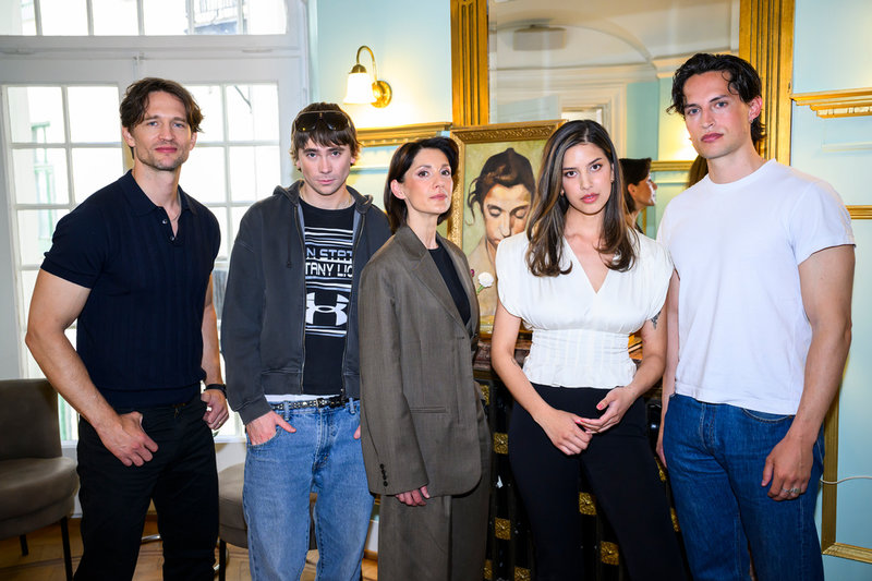 Skådespelarna i "Trion": August Wittgenstein, Felix Sandman, Nina Zanjani, Rebecka Harper och Seth Manteus.