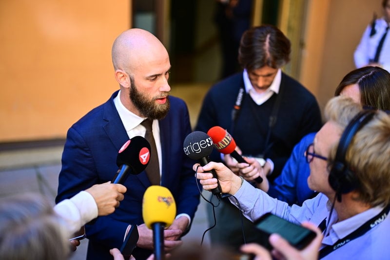 Ministers för civilt försvar, Carl-Oskar Bohlin (M) intervjuas efter regeringens sommarfika i Rosenbad under torsdagen.