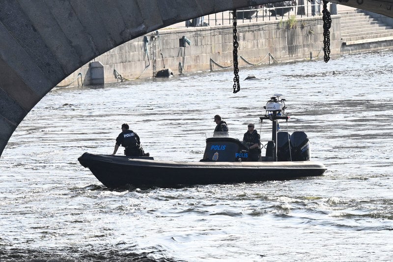 Polis i Stockholm inför handelssamtalen i Stockholm mellan USA och Kina.