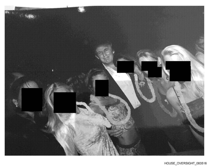 På bilder som släpptes tidigare i december syns Donald Trump omgiven av kvinnor.