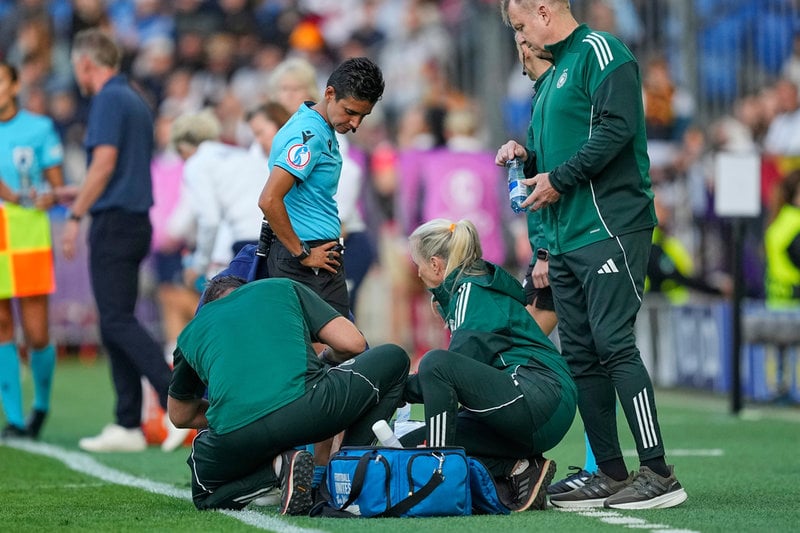 Huvuddomare Catarina Ocampos fick medicinsk hälp under matchen.