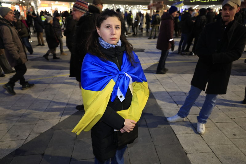 Nataliia Usenko vid Sergels torg i centrala Stockholm på fyraårsdagen av Rysslands fullskaliga invasion i Ukraina.