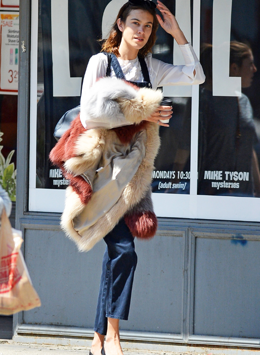 Alexa Chung njuter av vårsolen i New York. Alexa Chung njuter av vårsolen i New York.