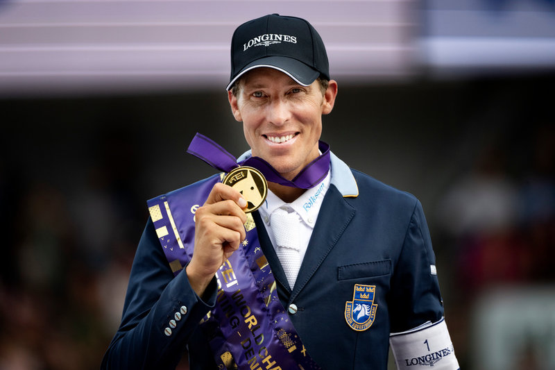 Henrik von Eckermann med sitt individuella VM-guld.