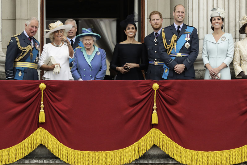 En brittisk kunglig balkongsammankomst i juli 2018. Från vänster prins Charles, hertiginnan av Cornwall, prins Andrew, drottning Elizabeth, hertiginnan av Sussex Meghan, prins Harry, prins William och hertiginnan av Cambridge Kate. Arkivbild.