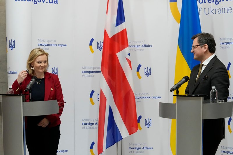 Liz Truss besökte Kiev och träffade Ukrainas utrikesminister Dmytro Kuleba den 17 februari, en vecka innan Ryssland inledde den fullskaliga invasionen.
