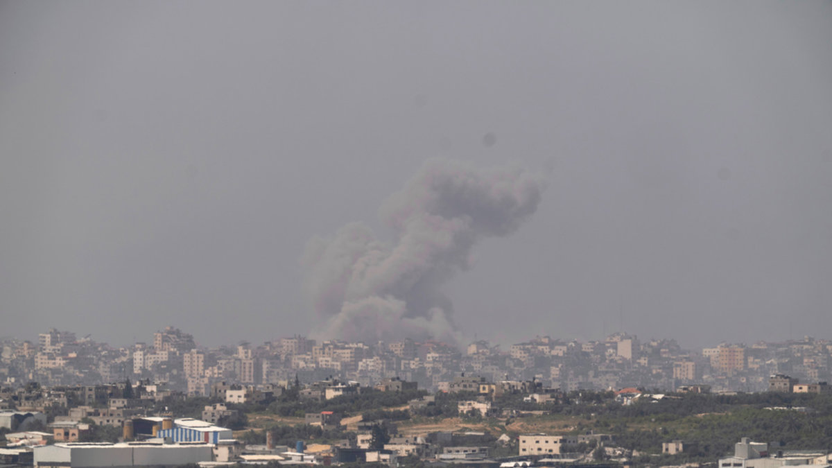 Rök stiger från Gazaremsan på onsdagen.