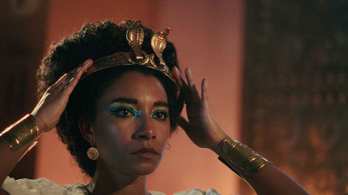 Adele James spelar Kleopatra i en ny dokumentär på Netflix. Pressbild.