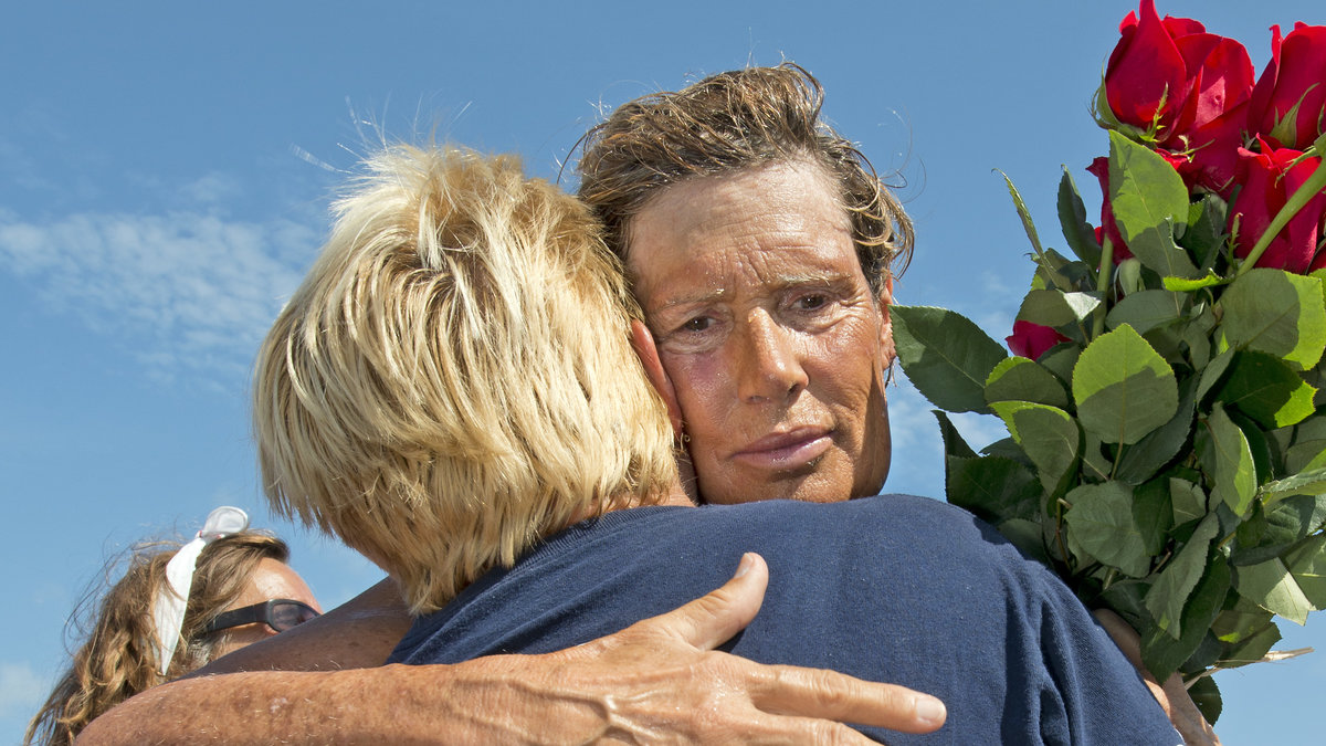 När hon, med båt, kom fram till Key West blev hon tröstad av vänner och supportrar.