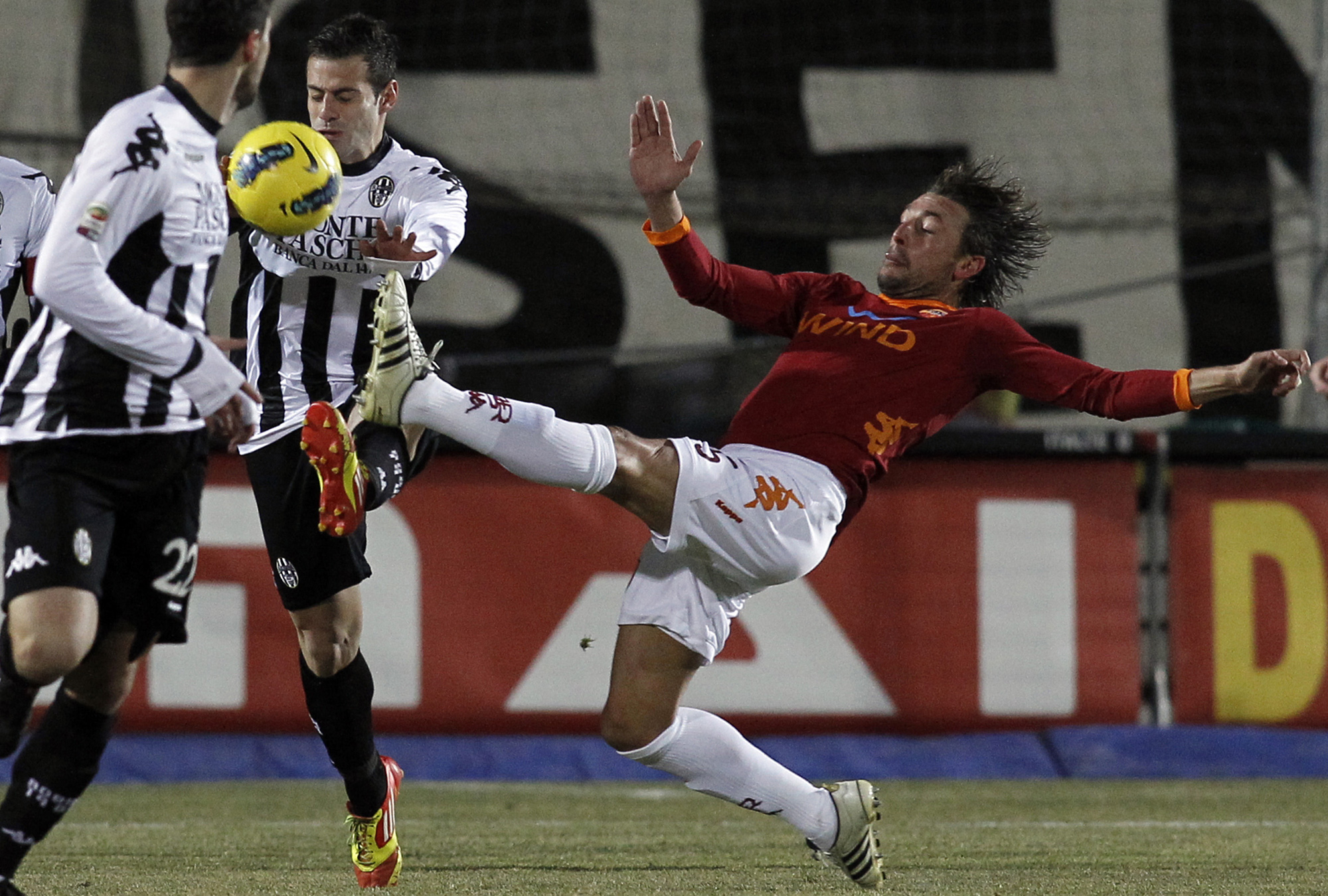 Sienas Emanuele Calaiò fixade matchens enda mål - där Gabriel Heinzes kamp med att fälla Sienaspelare var mindre lyckad.