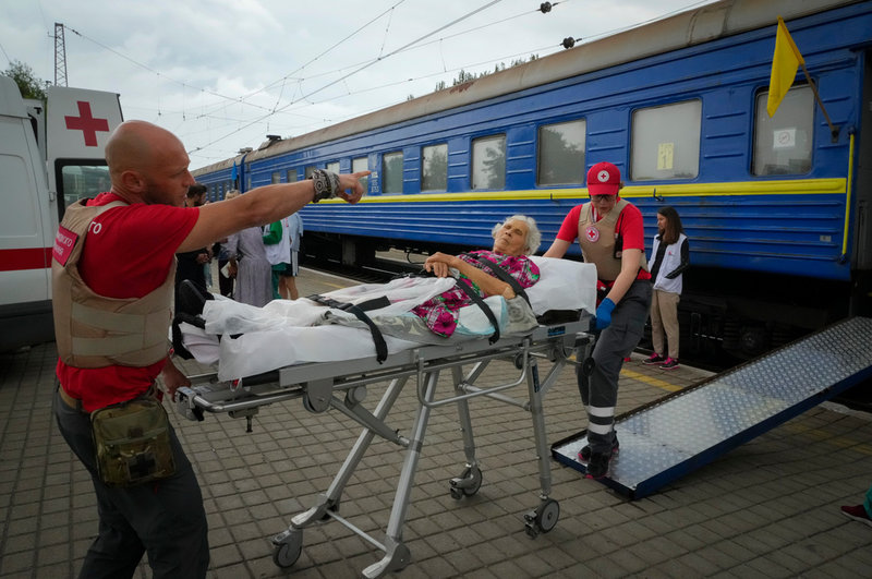 En äldre kvinna i regionen Donetsk rullas in i ett tåg som Läkare utan gränser utrustat med sjukvårdskapacitet för evakuering av patienter från konfliktzoner till säkrare platser. Bild från 15 juni.