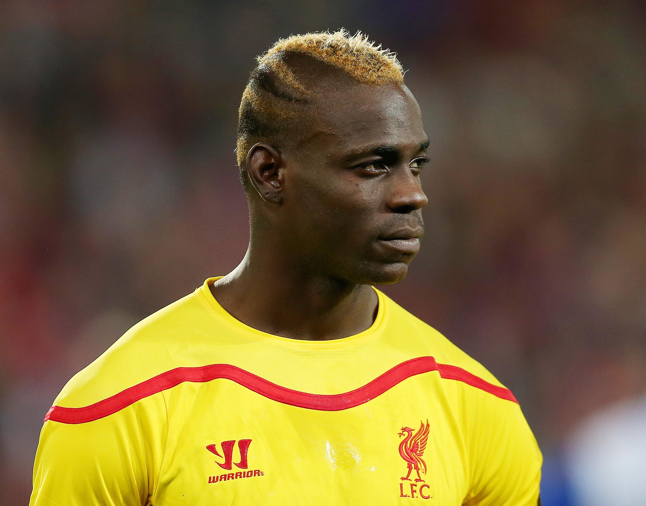 Mario Balotelli älskar att sticka ut, och på planen är frisyren det enda sättet han kan göra det på (förutom att sumpa mål). Så då gör han det. Mario Balotelli älskar att sticka ut, och på planen är frisyren det enda sättet han kan göra det på (förutom att sumpa mål). Så då gör han det.