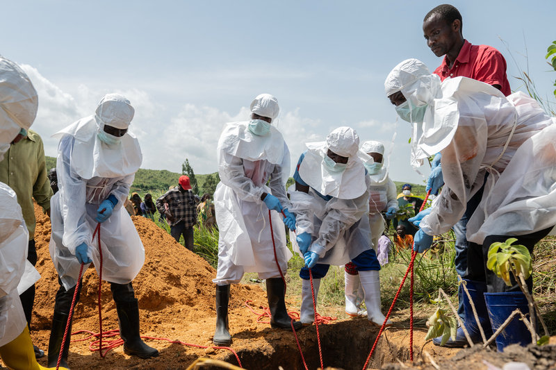 Röda Korset-arbetare begraver ett ebolaoffer i Bunia i Kongo-Kinshasa.