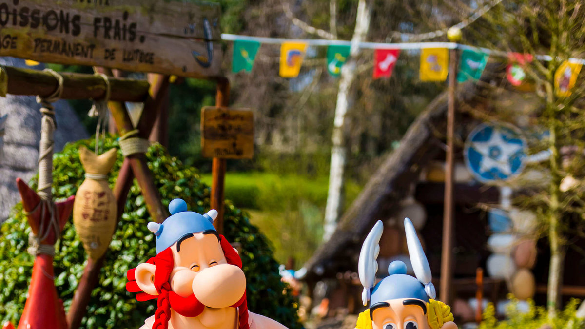Parken är baserad på den franska tecknaden serien Asterix. På bilden ser vi gallerna Obelix och Asterix.