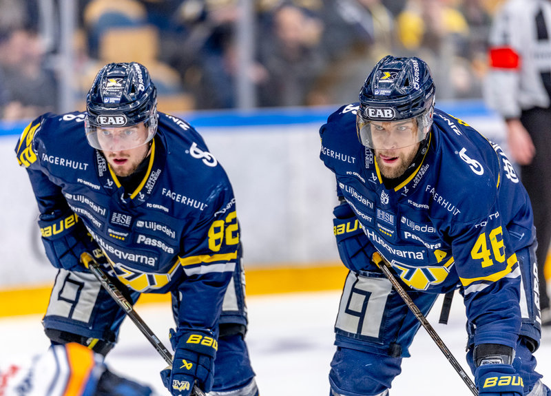 HV71, här Santeri Hatakka och Joona Luoto, tvingas spela ett nervigt kval för tredje året i rad. Arkivbild.