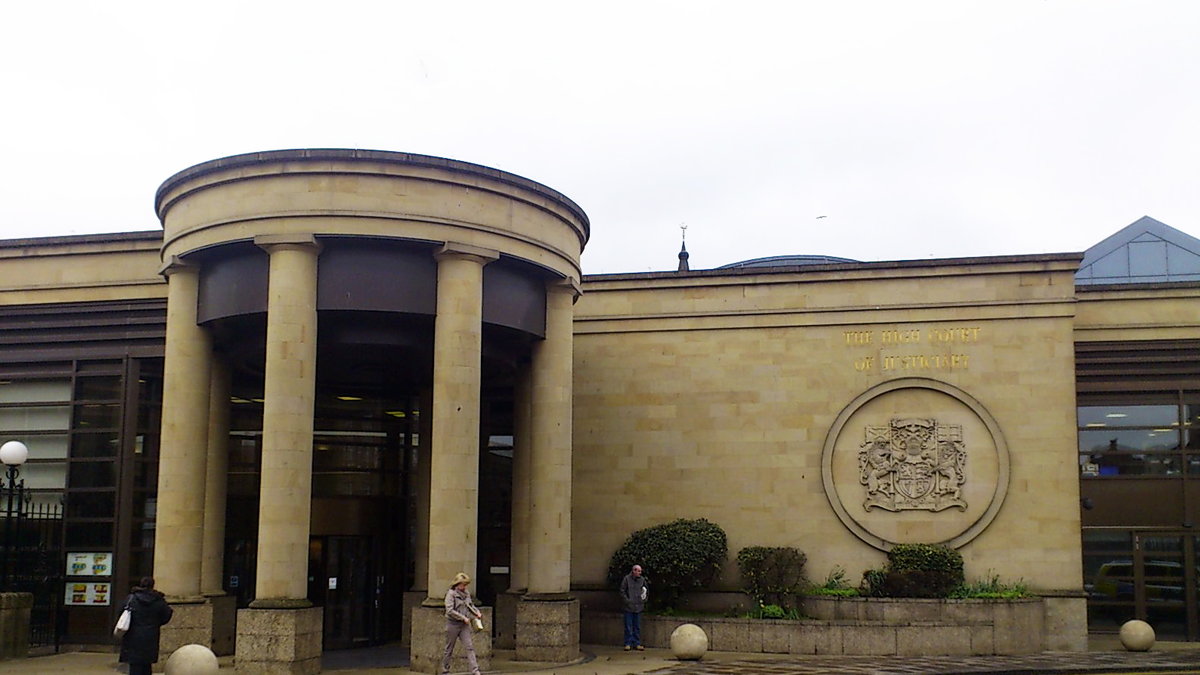Rättegången mot Menni pågick i Glasgow High Court. 