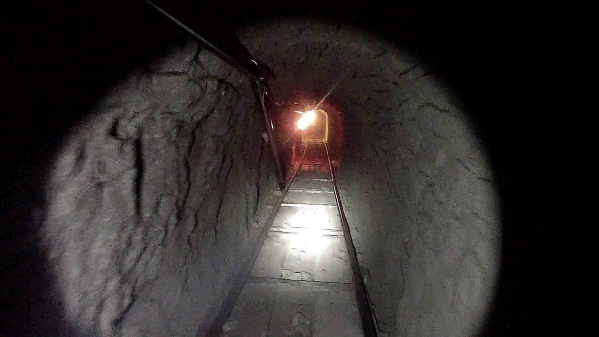 Myndigheterna tror att tunnel kosta flera miljoner dollar och tagit år att bygga.