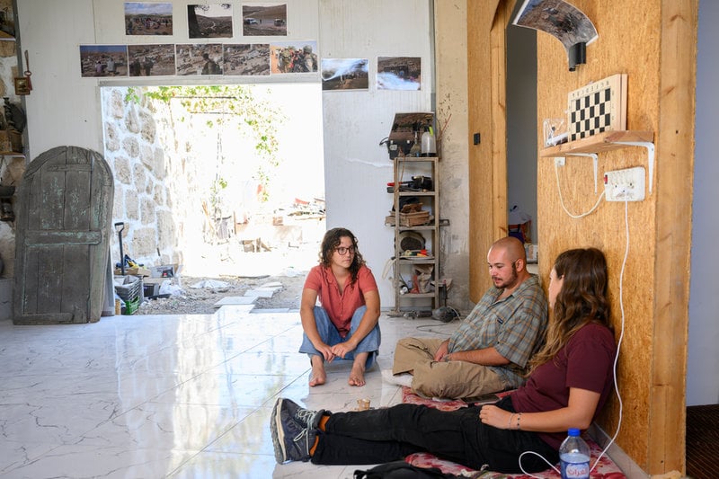 Israeliska aktivister som befinner sig på Västbanken i solidaritet med palestinier som utsätts för bosättarvåld.