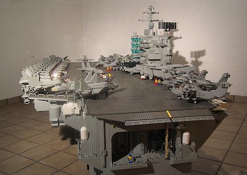 Ett hangarfartyg. Ett hangarfartyg.