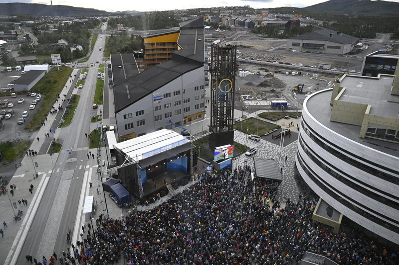 I gamla Kiruna fanns inget stort torg, i stället valde stadsplaneraren att rita in mindre gröna platser vid gatukorsningarna. I nya Kiruna finns Stadshustorget, på bilden fyllt av människor i samband med firandet av kyrkflyttten.