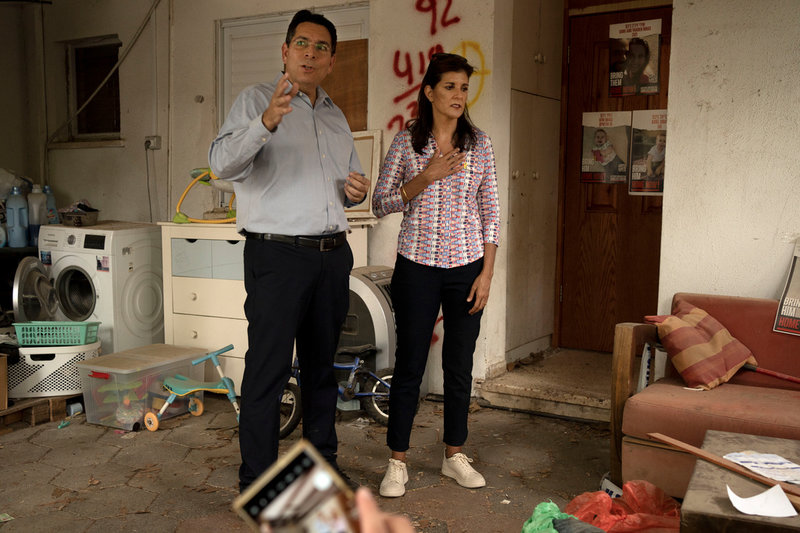 Den israeliske parlamentsledamoten Danny Danon (Likud) visar republikanen Nikki Haley förödelse i ett vardagsrum tillhörande tvåbarnsfamiljen Bibas, som fortfarande hålls fångna i Gaza. Bild tagen den 27 maj. Haleys visit följdes av ett kontroversiellt besök i norra Israel, där hon signerade en israelisk granat med orden 'Gör slut på dem'.