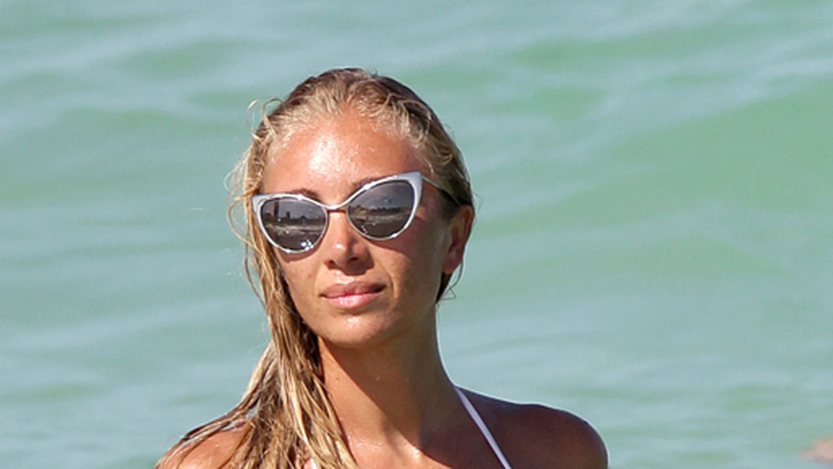 Modellen  Laura Cremaschi badar i Miami. 