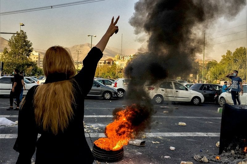 Storskaliga protester, likt de kvinnoledda demonstrationer som skakade Iran 2022, borde räcka för att nuvarande regim ska störtas, enligt Shirin Ebadi. Bild från Tehran oktober 2022.